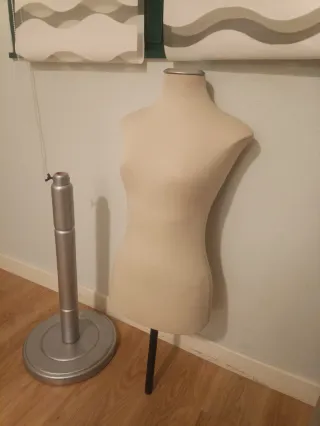 Busto maniquí beige y plateado