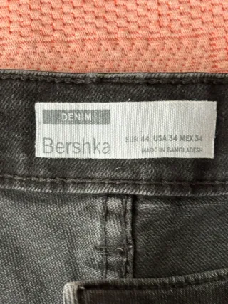 Pantalón corto vaquero Bershka negro roto