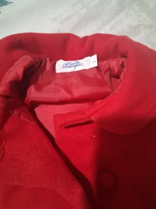Abrigo rojo infantil