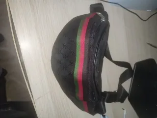 Riñonera negra con logo