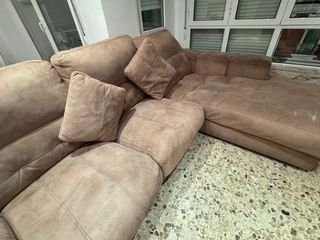 Sofá chaise longue beige y marrón