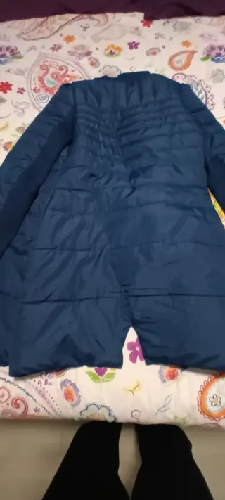 Abrigo plumífero azul