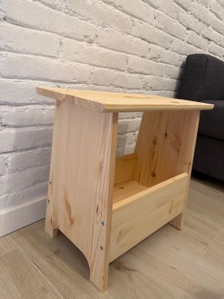 Mesita de noche de madera