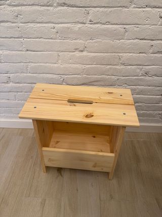 Mesita de noche de madera