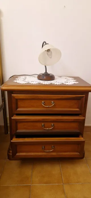 Comò in legno con 4 cassetti + 2 comodini