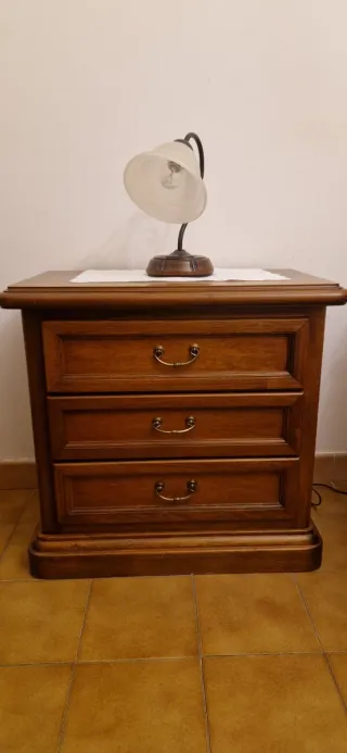 Comò in legno con 4 cassetti + 2 comodini