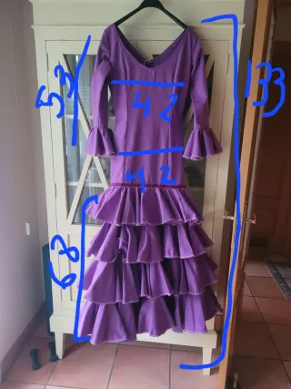 Traje de flamenca morado con volantes