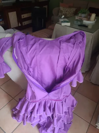 Traje de flamenca morado con volantes