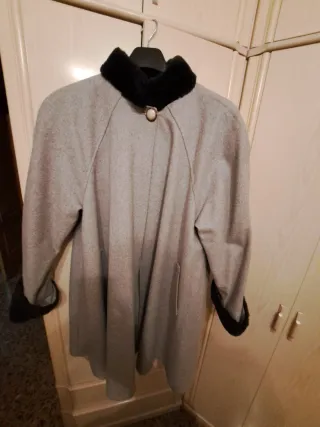 Capa elegante con cuello y puños de pelo