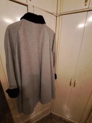 Capa elegante con cuello y puños de pelo