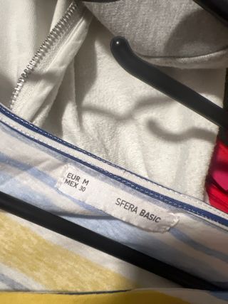 Camiseta de rayas azul y amarilla