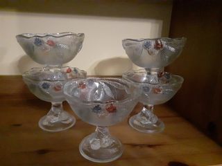 Copas y bandeja de cristal decoradas