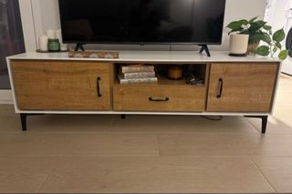 Mueble TV madera y metal.