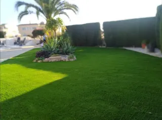 Césped artificial y servicio de jardinería