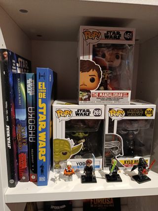 Vendo 4 Libros y 3 Funkos Pop de Star Wars
