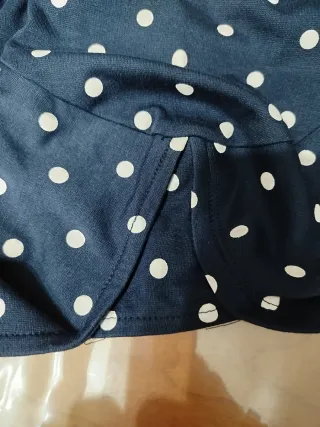 Camiseta de señora azul con lunares blancos. T. L