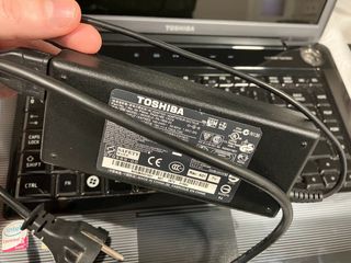 Portátil Toshiba Satellite A300 con cargador