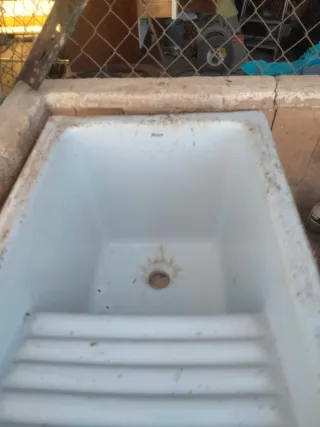 Pila de lavar de cerámica blanca