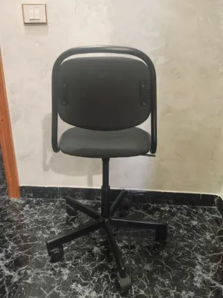 Silla de oficina giratoria negra