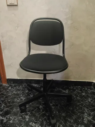 Silla de oficina giratoria negra