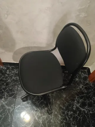 Silla de oficina giratoria negra