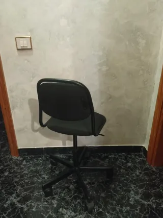 Silla de oficina giratoria negra