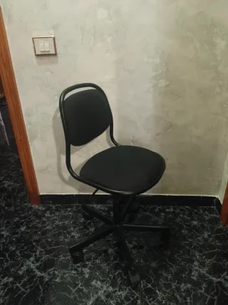 Silla de oficina giratoria negra