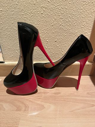 Zapatos de tacón peep toe negros y rojos