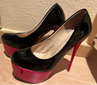 Zapatos de tacón peep toe negros y rojos