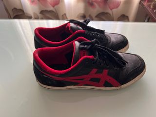 Zapatillas ASICS Negras y Rojas