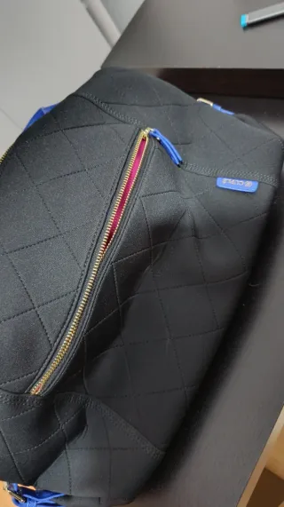 Bolso negro con detalles azules y forro rosa