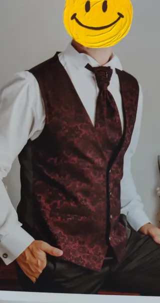 Traje de boda burdeos con estampado floral