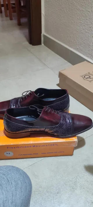 Traje de boda burdeos con estampado floral