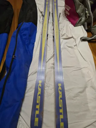 Esquís, botas, bastones y funda
