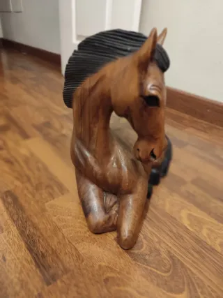 Figura caballo madera tallada