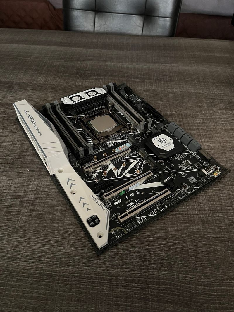 Huananzhi X99 + Intel Xeon E5-2620 v3