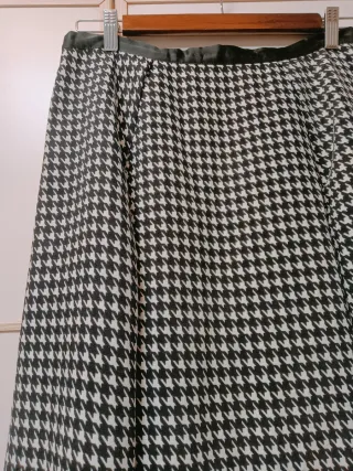 Falda midi estampada pata de gallo