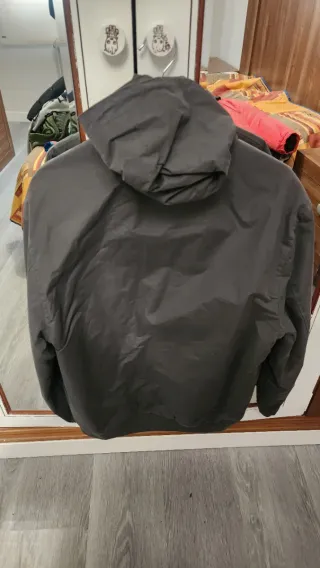 Chaqueta gris con capucha