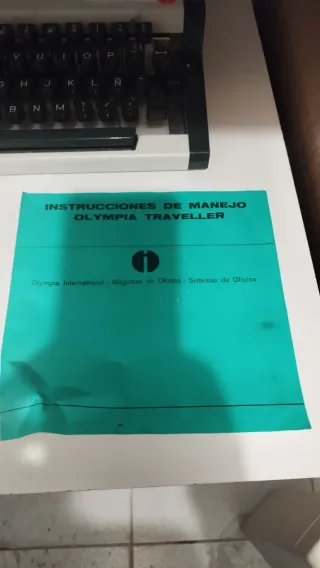 Máquina de escribir Olympia Traveler de Luxe