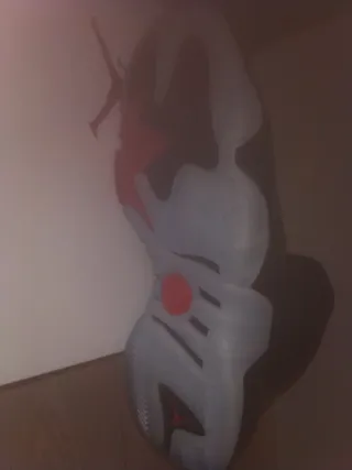 Zapatillas Jordan Negras y Rojas,suela azul claro