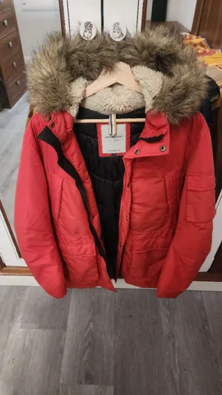 Abrigo de hombre rojo con capucha