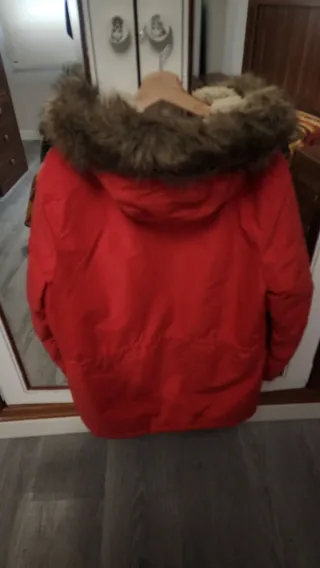 Abrigo de hombre rojo con capucha