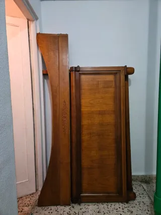 Armario de nogal con cama y mesilla
