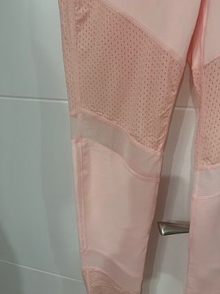 Leggings rosas con detalles de malla