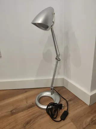 Lámpara de mesa plateada