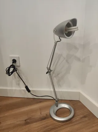 Lámpara de mesa plateada