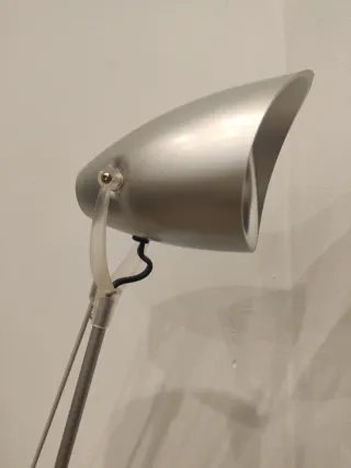 Lámpara de mesa plateada