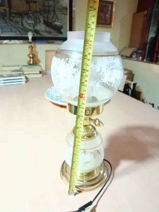 Lámpara de mesa de cristal y metal