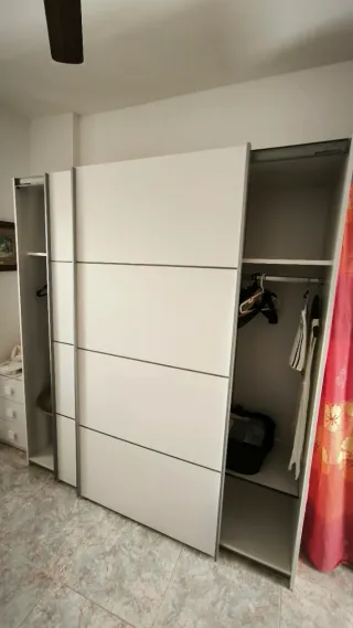 Armario puertas correderas blanco y gris