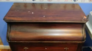 Cómoda antigua de madera.